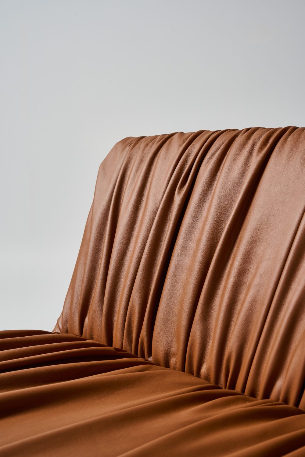 detail Reeno chair in ruched tan leather