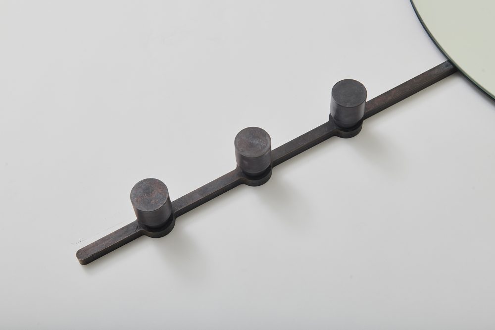 como large mirror detail