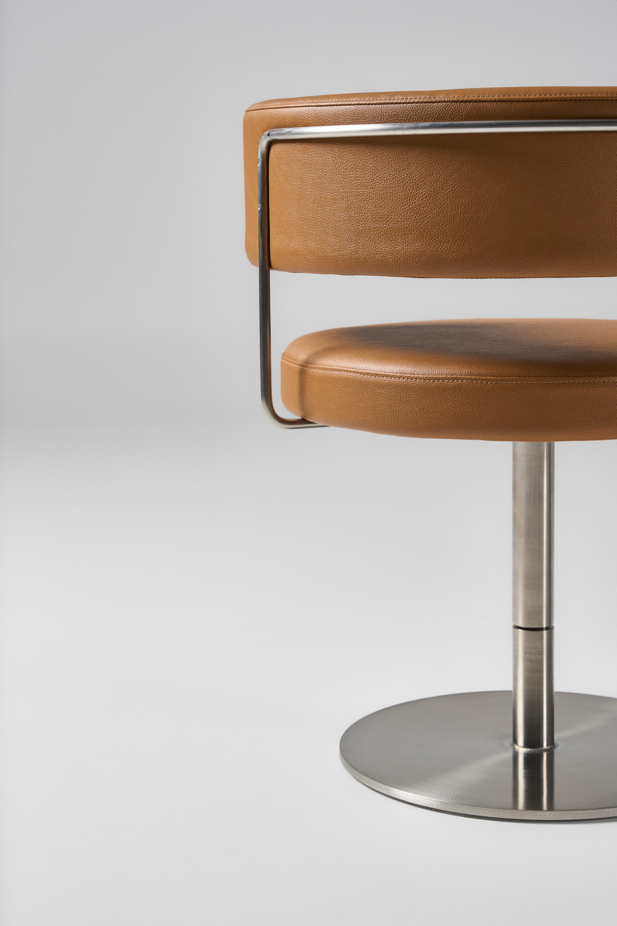 Big Diiva Pedestal Swivel chair in stainless steel frame