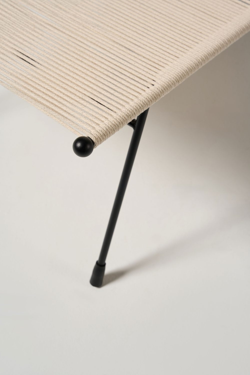 Meadmore Reclining Chair 1953 black pc with natural cotton rope (3)