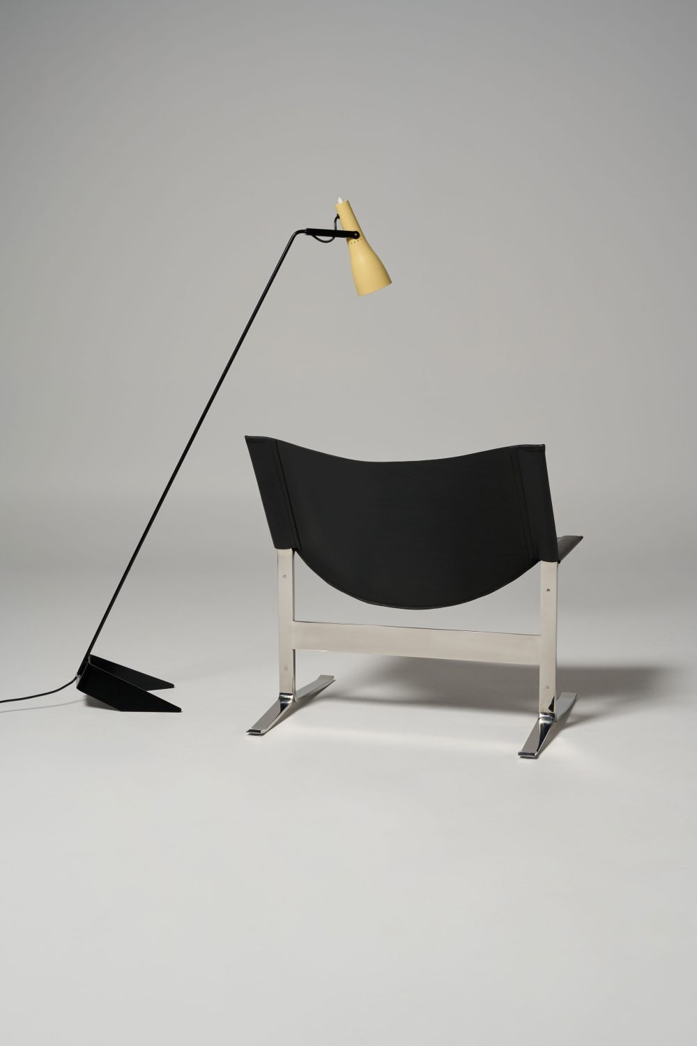 Meadmore Standard Lamp 1955 lemon pc with Sling Chair Model 248 black saddle leather